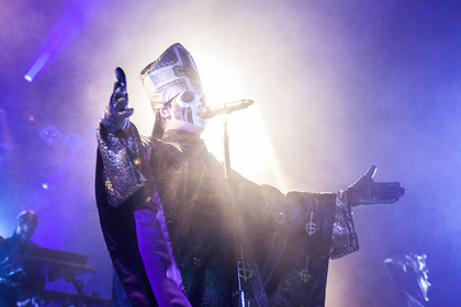 Kunterbunte Maskerade - Grammy-Gewinner Ghost lesen in der Batschkapp Frankfurt die satanischen Verse 